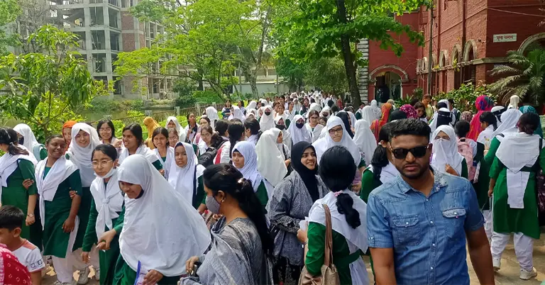 শিক্ষার্থীদের পদচারণা মুখোর শিক্ষাপ্রাঙ্গণ